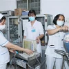 Медицинские работники 4-го Военно-медицинского института проверяют оборудование, такое как: кислородные баллоны, аппараты ИВЛ, аппараты электрокардиограммы и т. д., для своевременного реагирования в случае вспышки эпидемии. (Фото: Чонг Дык/ВИА)