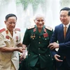 Президент Во Ван Тхыонг принял делегацию Отдела связи ветеранов Фронта Центрального нагорья Б3, 3-й армейский корпус. (Фото: ВИА)