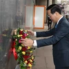 Президент Во Ван Тхыонг возлагает цветы к Мемориальному дому президента Хо Ши Мина в Лондоне, Великобритания. (Фото: ВИА)