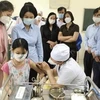 Вакцинация против Covid-19 для учеников в Ханое. (Фото: Kinh tế- Đô thị)
