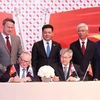 Премьер-министр Великого Герцогства Люксембург Ксавье Беттель стал свидетелем подписания Меморандума о взаимопонимании между Торгово-промышленной федерацией Вьетнама (VCCI) и Торговой палатой Люксембурга. (Фото: ВИА)