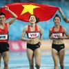 Атлеты (слева направо) Чан Динь Шон, Нгуен Тхи Хуен, Нгуен Тхи Ханг и Чан Нят Хоанг завоевали золото в комплексном забеге 4x400 м. (Фото: ВИА)