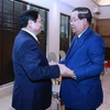 Премьер-министр Фам Минь Тьинь (слева) и его камбоджийский коллега Самдеч Течо Хун Сен на встрече в Лабуан Баджо, Индонезия, 9 мая. (Фото: ВИА)