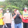 Иностранные гости посещают статую генерала Ле Чана во время экскурсии «Хайфон - Свободная прогулка». (Фото: Минь Тху/ВИА)