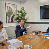 Посол Нгуен Хоанг Лонг работал с президентом Торговой палаты Белфаста Саймоном Гамильтоном. (Фото: ВИА)