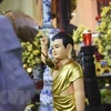 Буддист практикует ритуал Омовения Будды. (Фото: ВИA) 