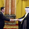 Президент государства Во Ван Тхыонг (слева) принимает верительные грамоты от посла Катара Халида Али Абдуллы Абеля. (Фото: ВИA)