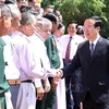 Президент Во Ван Тхыонг и делегаты из провинции Виньлонг. (Фото: ВИА)