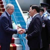 Премьер-министра Австралии Энтони Альбанезе (слева) встречает в международном аэропорту Нойбай министр – заведующий канцелярией правительства Вьетнама Чан Ван Шон. (Фото: ВИА)