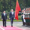 Премьер-министр Фам Минь Тьинь и премьер-министр Австралии Энтони Альбанезе принимают отряды почетного караула Вьетнамской народной армии. (Фото: Зыонг Жанг/ВИА)