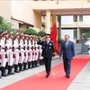 Юн Хи Гын и То Лам принимают ряды почетного караула вьетнамской народной общественной безопасности.