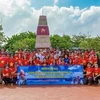 Делегация зарубежных вьетнамцев делает фото на память на острове Чыонгша. (Фото: Vietnam+)