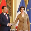 Министр Европы и иностранных дел Франции Катрин Колонна приветствовала министра иностранных дел Буй Тхань Шона утром 5 июня в штаб-квартире МИД Франции в Париже. (Фото: ВИА)