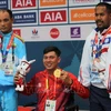 Спортсмен Во Тхань Тунг (в центре) завоевал золотую медаль в беге на 50 м баттерфляем среди мужчин в категории инвалидности S5. (Фото: ВИА)