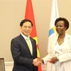 Министр иностранных дел Буй Тхань Сон (слева) встречается с генеральным секретарем МОФ Луизой Мусикивабо в Париже 7 июня (Фото: ВИА)