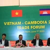 На вьетнамско-камбоджийском торговом форуме. (Фото: ВИA)