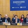 Министр иностранных дел Буй Тхань Шон выступает на дискуссионном заседании на тему «Нулевые выбросы, устойчивое развитие, биоразнообразие» на заседании Совета министров ОЭСР 2023 года. (Фото: ВИА)