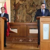 Министр иностранных дел Буй Тхань Шон и министр иностранных дел Чехии Ян Липавский на совместной пресс-конференции после переговоров. (Фото: Нгок Бьен/ВИА)