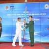 Полковник Фам Мань Тханг, директор Департамента миротворческих операций Вьетнама (справа) передает флаг сети представителю Индонезии в качестве председателя APCN 2024. (Фото: ВИA)