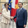 Заместитель премьер-министра Чан Хонг Ха (справа) встретился с заместителем генерального директора AFD Мари Элен Луазон в Париже 21 июня (Фото: ВИA)