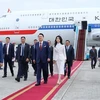 Президент Республики Корея (РК) Юн Сок Ёль и его супруга Ким Кеон Хи прибывают в Ханой (Фото: ВИА)