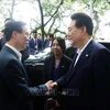 Президент Во Ван Тхыонг провожал президента Южной Кореи Юн Сок Ёля. (Фото: Тхонг Нят/ВИА)