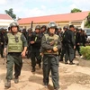 Полицейские преследуют лиц, совершивших 11 июня нападения на штаб-квартиры двух общинных администраций в уезде Кукуин провинции Даклак. (Фото: ВИA)