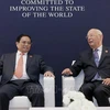 Премьер-министр Фам Минь Тьинь встретился с исполнительным председателем Всемирного экономического форума (ВЭФ) Клаусом Швабом. (Фото: Зыонг Жанг/ВИА)