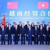 Премьер-министр Фам Минь Тьинь с делегатами в форуме. (Фото: ВИА)