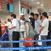 Пассажиры проходят регистрацию в международном аэропорту Тан Шон Нят. (Фото: ВИA)