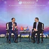 Министр иностранных дел Буй Тхань Шон (слева) встретился с генеральным секретарем АСЕАН Као Ким Хурном в Джакарте, Индонезия, 11 июля (Фото: Министерство иностранных дел) 