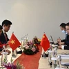 Министр иностранных дел Вьетнама Буй Тхань Шон (слева) и глава Каецелярии по иностранным делам ЦК КПК Ван И на встрече. (Фото: ВИА)