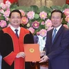Президент Во Ван Тхыонг вручил решение о назначении на должность судьи Верховного народного суда Нгуен Хонг Наму. (Фото: Тхонг Нят/ВИА)