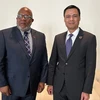 Посол Данг Хоанг Жанг и посол Деннис Фрэнсис, председатель 78-й сессии Генеральной Ассамблеи ООН. (Фото: VOV)