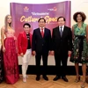 Известный австрийский модельер вьетнамского происхождения Ла Хонг (третий слева) и участники и модели программы «День Вьетнама в Австрии», состоявшейся в Вене в конце сентября 2022 года. (Фото: ВИА) 