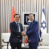 Заместитель премьер-министра Чан Лыу Куанг (слева) и президент Израиля Исаак Херцог во время встречи 25 июля. (Фото: ВИA)