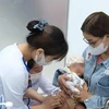 Родители приводят своих детей на вакцинацию в Центр вакцинации VNVC. (Фото: Дан Фыонг/Газеты Tin Tức)