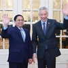 Премьер-министр Фам Минь Тьинь (слева) и его сингапурский коллега Ли Сянь Лун. (Фото: ВИА)