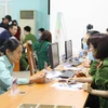 Ханойская Милиция оформляет удостоверение личности для граждан. (Фото: hanoimoi.com.vn)