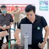 Регистрация пассажиров на рейсы, используя VNeID. (Фото: PV/Vietnam+)
