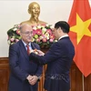 Министр Буй Тхань Шон наградил доктора Камбиза Гавами Орденом Дружбы. (Фото: ВИА)