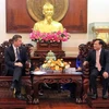 Заместитель посла во Вьетнаме Марк Таттерсалл (слева) и заместитель председателя Народного комитета Кантхо Нгуен Нгок Кхе во время встречи в Кантхо 7 августа (Фото: ВИA)
