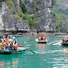 Туристы посещают залив Халонг на лодках. (Фото: congthuong.vn)
