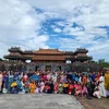 120 зарубежных вьетнамских молодых людей и студентов, живущих и обучающихся в 26 странах и территориях по всему миру, приняли участие в летнем лагере Вьетнам 2023 в древней столице Хюэ в июле. (Фото: ВИА)