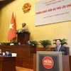 Председатель Национального собрания Выонг Динь Хюэ выступил со вступительным словом на сессии вопросов и ответов. (Фото: ВИА)