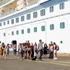 Туристы, поднимающиеся на борт круизного лайнера Spectrum of the Seas, прибывают в порт Танканг - Каймеп в провинции Бариа - Вунгтау. (Фото: ВИA)