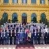 Президент Во Ван Тхыонг фотографируется с делегатами на встрече. (Фото: ВИА)