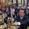 Президент Во Ван Тхыонг вознес благовония в память о президенте Тон Дык Тханге. (Фото: Тхонг Нят/ВИА)
