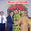 Заместитель премьер-министра Чан Лыу Куанг вручает цветы для поздравления Достопочтенного Тхить Чи Куанга, главу буддийской сангхи Вьетнама и других религиозных сановников. (Фото: Суан Хи-ВИА)