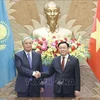 Председатель Национального Собрания Выонг Динь Хюэ и Президент Казахстана Касым-Жомарт Токаев. (Фото: Зоан Тан/ВИА)
